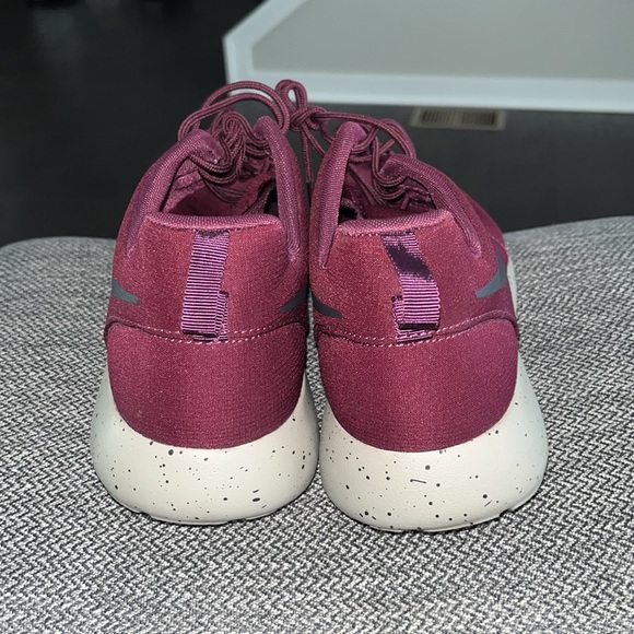 Nike Roshe Run Sneakers - Picture 4 of 6